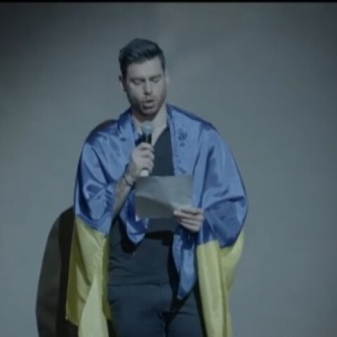 ΕΛΣ: Ο νεαρός χορευτής με τη σημαία της Ουκρανίας αφιέρωσε την παράσταση στον ουκρανικό λαό