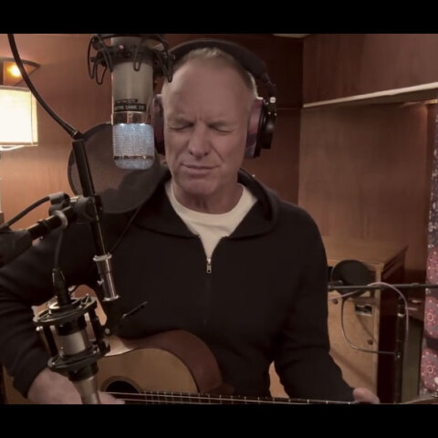 Ο Sting στο στούντιο ερμηνεύει το «Russians» για την Ουκρανία, ένα τραγούδι του 1985