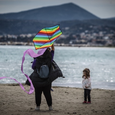 Μητέρα με το παιδί της πετούν χαρταετό στην παραλία της Λούτσας
