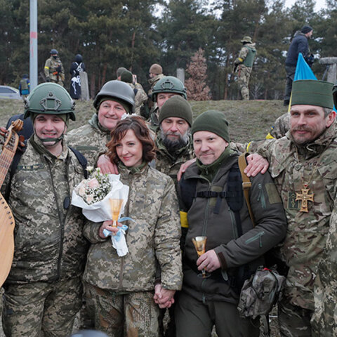 Ο γάμος στα χαρακώματα, ενώ μαίνεται ο πόλεμος στην Ουκρανία