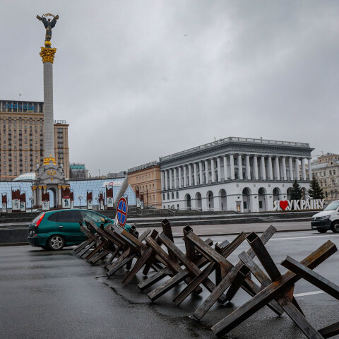 Οδοφράγματα στο Κίεβο, καθώς η πρωτεύουσα προετοιμάζεται για τη ρωσική επίθεση