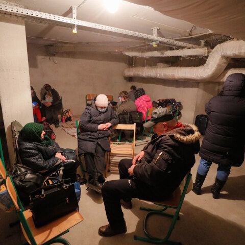 Κάτοικοι σε υπόγειο καταφύγιο στο Κίεβο