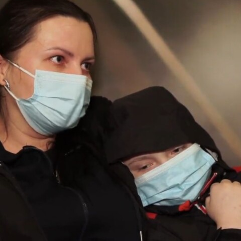 Παιδία με καρκίνο μαζί με τους γονείς του μεταφέρονται για θεραπεία από την Ουκρανία, στην Πολωνία