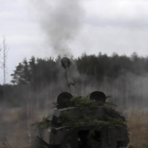 Πόλεμος στην Ουκρανία: Ουκρανικό σύστημα πυροβολικού πυροβολεί κοντά στο Κίεβο