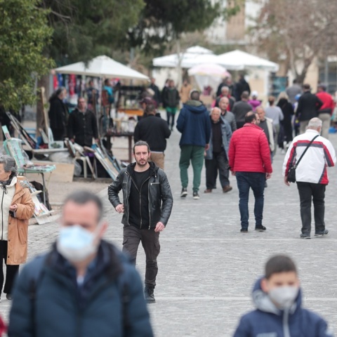 Πολίτες περπατούν σε δρόμο της Αθήνας μετά την εκ νέου κατάργηση της υποχρεωτικότητας να φοράμε μάσκα σε ανοιχτούς χώρους