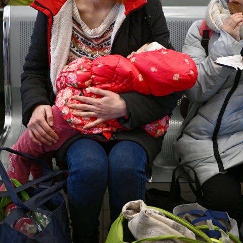 Γυναίκα που έφυγε με τρένο από την Οδησσό κρατά στην αγκαλιά της το μωρό της