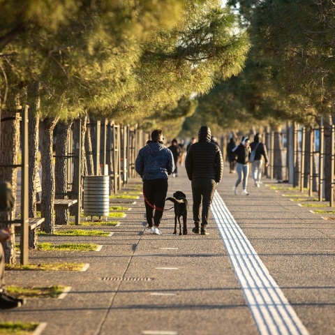 Άνθρωποι στη Νέα Παραλία Θεσσαλονίκης
