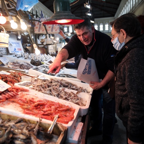 Καθαρά Δευτέρα 2022: Πολίτες στη Βαρβάκειο Αγορά επιλέγουν όστρακα και μαλάκια για το σαρακοστιανό τραπέζι