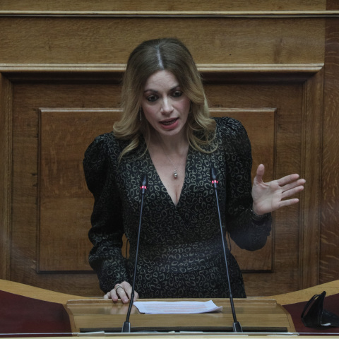 Η ανεξάρτητη πλέον βουλευτής, Αγγελική Αδαμοπούλου, στο βήμα της Βουλής