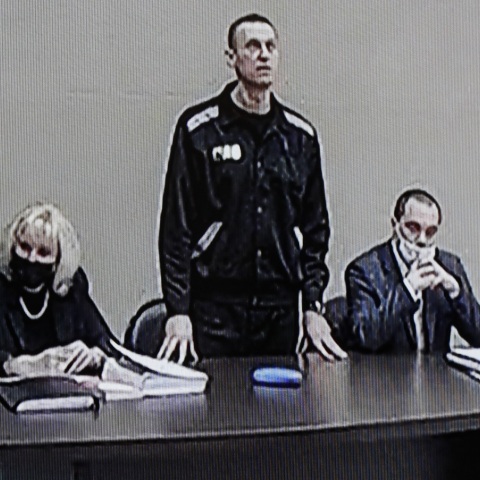 Ο Αλεξέι Ναβάλνι σε αίθουσα δικαστηρίου