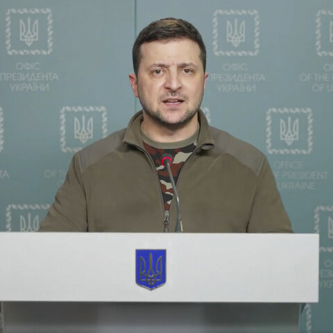 Ουκρανία: Ο πρόεδρος Βολοντίμιρ Ζελένσκι κατηγορεί τις ρωσικές δυνάμεις πως εμπόδισαν την απομάκρυνση των αμάχων	