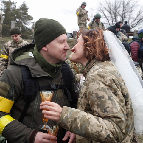Γάμος στα χαρακώματα στην Ουκρανία