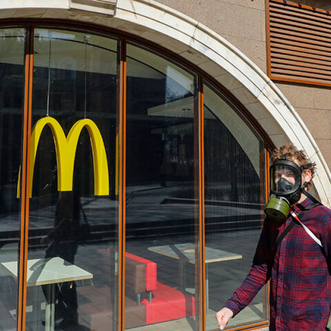 Ρώσος με μάσκα χημικού πολέμου έξω από κατάστημα των Mc Donald's στη Μόσχα