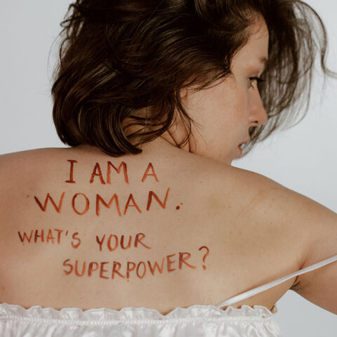 Γυναίκα με σύνθημα γραμμένο στην πλάτη της
