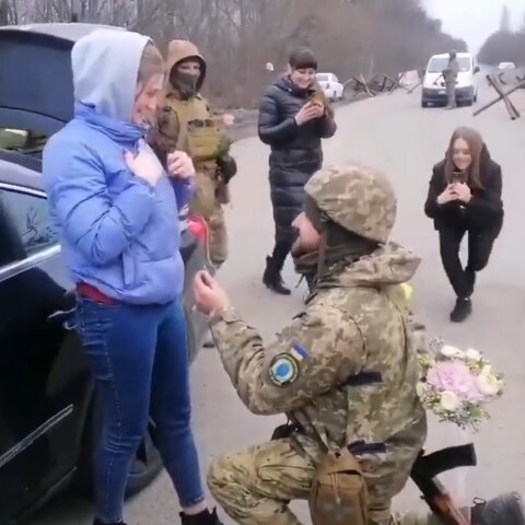 Πόλεμος στην Ουκρανία: Στρατιώτης κάνει πρόταση γάμου στην αγαπημένη του