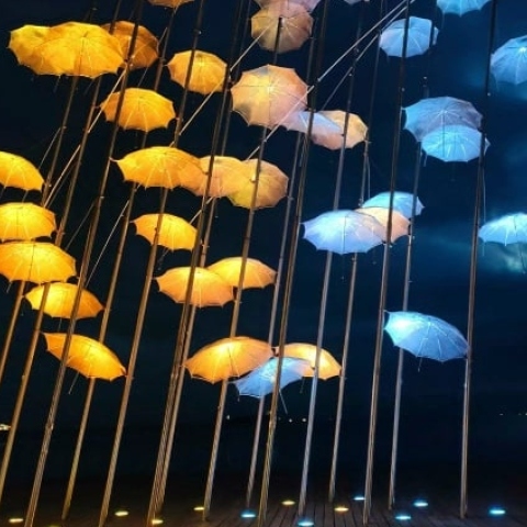 Οι Ομπρέλες του Ζογγολόπουλου στη Νέα Παραλία φωτίζονται εδώ και τρεις ημέρες στα χρώματα της ουκρανικής σημαίας, εκπέμποντας ισχυρό μήνυμα αλληλεγγύης στον λαό της Ουκρανίας.