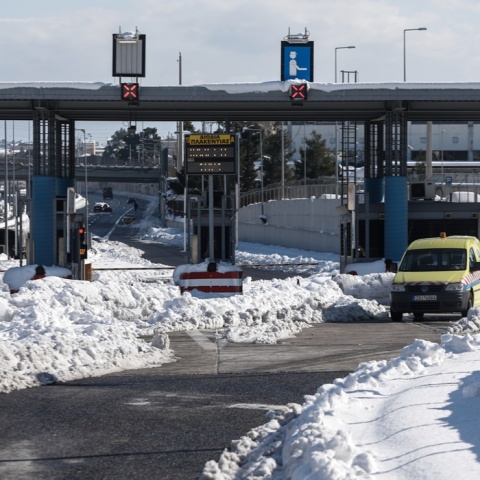 Αττική Οδός: Στιγμιότυπο με χιόνια στο δρόμο 