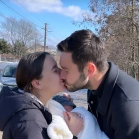 O Εβγέν Σάκχοφ μαζί με τη σύζυγο και τη νεογέννητη κόρη τους