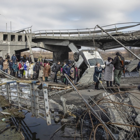 Πόλεμος στην Ουκρανία: Πολίτες διασχίζουν την κατεστραμμένη γέφυρα