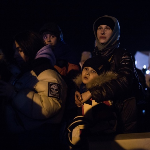 Πόλεμος στην Ουκρανία: Παιδιά βρίσκονται στην αγκαλιά των γονιών τους στα σύνορα Πολωνίας - Ουκρανίας