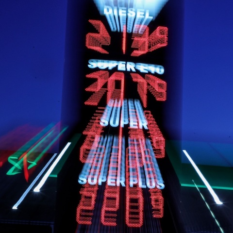 Πινακίδα βενζινάδικου με τιμές καυσίμων