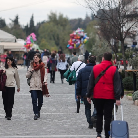 Πολίτες περπατούν στο κέντρο της Αθήνας - Άλλοι με μάσκα προστασίας από τον κορωνοϊό και άλλοι χωρίς