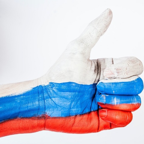 Χέρι βαμμένο στα χρώματα της ρωσικής σημαίας - μπλε - λευκό - κόκκινο