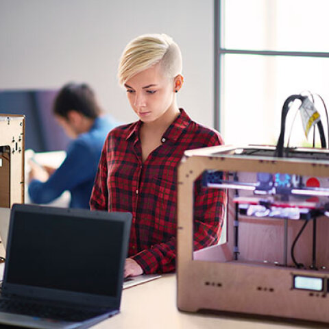 Ξανθιά κοπέλα με κοντό μαλλί κατασκευάζει κάποια συσκευή