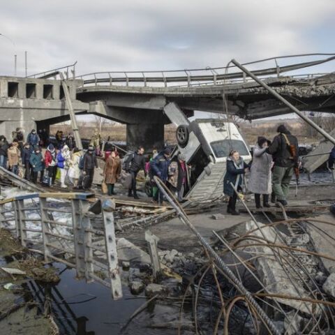 Πόλεμος στην Ουκρανία: Πολίτες πατούν σε χαλάσματα γέφυρας 