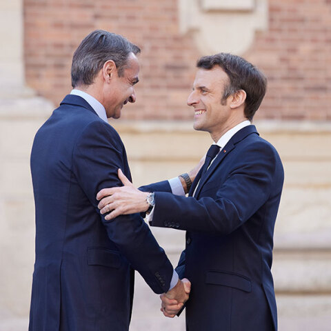 Ο Μακρόν χαιρετά εγκάρδια τον Κυριάκο Μητσοτάκη στις Βερσαλλίες