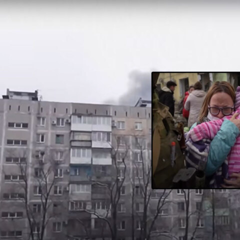 Το νοσοκομείο που βομβαρδίστηκε στη Μαριούπολη | Ένθετη: Μάνα με το παιδί της απομακρύνονται από τους διασώστες