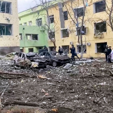 Το βομβαρδισμένο παιδιατρικό νοσοκομείο - μαιευτήριο στην πολιορκημένη η Μαριούπολη © ΕPA Pool  