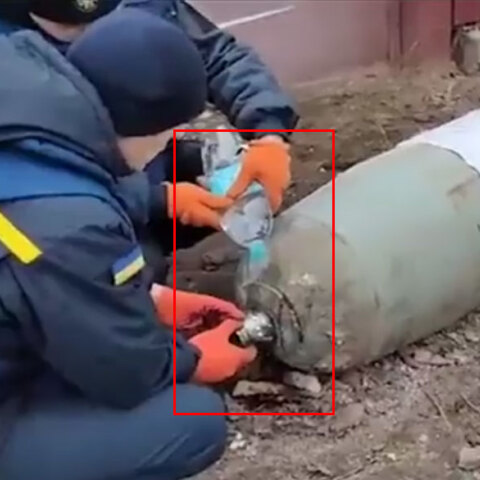 Στην Ουκρανία πυροτεχνουργοί ρίχνουν νερό για να εξουδετερώσουν βόμβα