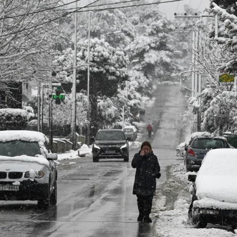 Γυναίκα περπατά στον χιονισμένο Διόνυσο
