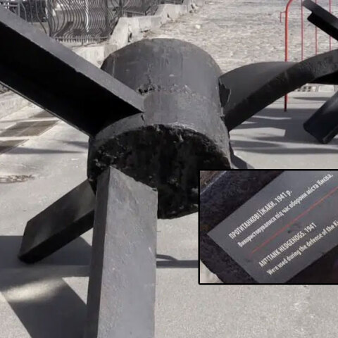 Αντιαρματικά του Β' Παγκοσμίου Πολέμου βγήκαν από το μουσείο και μπήκαν σε δρόμο στο Κίεβο