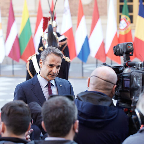 O πρωθυπουργός Κυριάκος Μητσοτάκης στη Σύνοδο Κορυφής της ΕΕ στις Βερσαλλίες προανήγγειλε νέα μέτρα στήριξης για τα νοικοκυριά