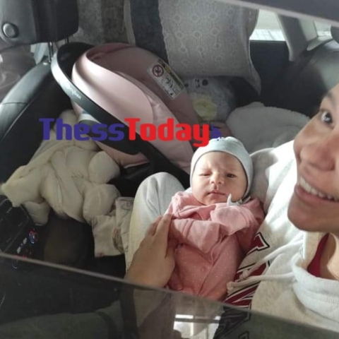 Εβγέν Σάκχοφ: Η σύζυγος του, Αλόνα, κρατά στην αγκαλιά της τη νεογέννητη Αμέλια, που γεννήθηκε σε καταφύγιο στην Ουκρανία