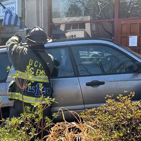 Το ασημί SUV που έπεσε σε εστιατόριο στην Ουάσινγκτον