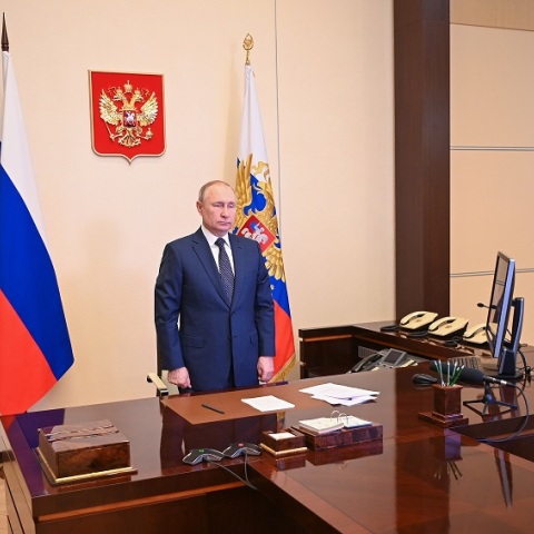 Ο Βλαντιμίρ Πούτιν στέκεται όρθιος στο γραφείο του στο Κρεμλίνο