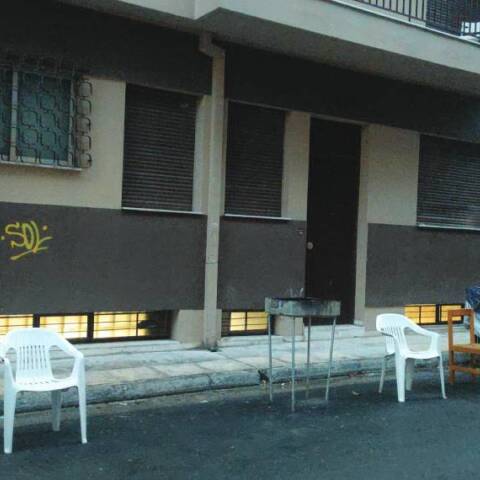 Δρόμος στην Πανόρμου με καρέκλες και ψησταριές δίπλα στο πεζοδρόμιο