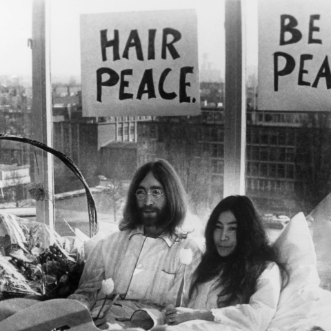 Ο John Lennon και η Yoko Ono σε συνέντευξη Τύπου στο κρεβάτι τους στο Amsterdam Hilton Hotel