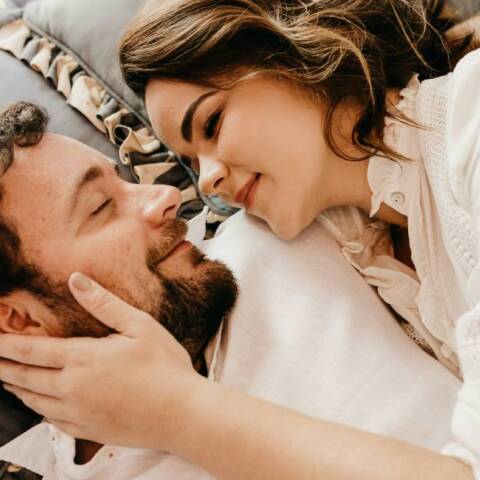 Ζευγάρι αγκαλιά στο κρεβάτι