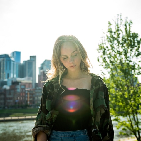 Ένα κορίτσι που πέφτει πάνω της ο ήλιος. 