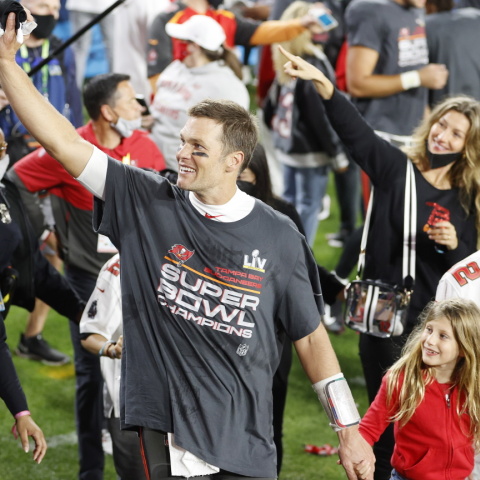 Ο Τομ Μπρέιντι πανηγυρίζει τον τίτλο μαζί με την οικογένειά του.