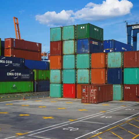 Κοντέινερ σε λιμάνι