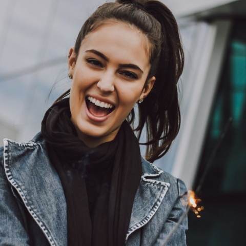 Ένα κορίτσι χαμογελάει.