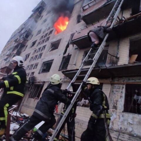 Πόλεμος στην Ουκρανία: Ρώσοι βομβάρδισαν πολυκατοικία σε προάστιο του Κιέβου