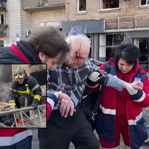 Πυροσβέστες στο Κίεβο απομακρύνουν τραυματίες από την πολυκατοικία