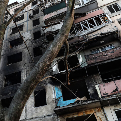 Η πολυκατοικία στο Κίεβο που υπέστη καταστροφές από ρωσικό πύραυλο