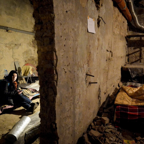 Κάτοικος στο Κίεβο σε υπόγειο κτιρίου, ενώ οι ρωσικοί βομβαρδισμοί συνεχίζονται
